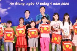 210 thiếu nhi là con đoàn viên, người lao động vui Trung thu