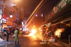 Gần 40 người tham gia thực tập phương án chữa cháy tại chợ Xóm Mới (Nha Trang)