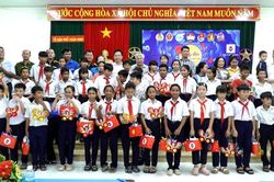 Phường Cam Ranh trao 200 suất quà Trung thu cho thiếu nhi