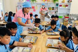 Bảo đảm bán trú ngay từ đầu năm học