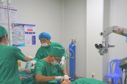 Hơn 100 bệnh nhân nghèo được phẫu thuật mắt miễn phí