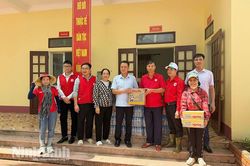 Hỗ trợ nhu yếu phẩm cho người dân bị ảnh hưởng bởi mưa lớn kéo dài tại thôn Ngọc Ba, xã Gia Tường