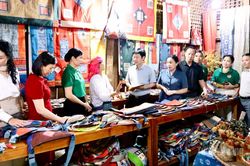 Đoàn công tác Trung ương Hội Nông dân Việt Nam thăm, tặng quà tại xã Lùng Tám
