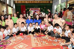 Trao quà Trung thu yêu thương tại xã Trung Hà