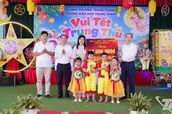 Tặng quà cho thiếu nhi phường Trung Thành nhân dịp Tết Trung thu