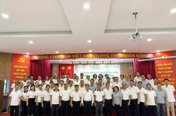 Tổng Giám đốc Casumina Phùng Quang Trung làm việc tại Xí nghiệp Cao su Hóc Môn
