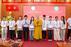 Phú Thọ: Quỹ Học bổng Khuyến học Nguyệt Trí phối hợp trao học bổng 'Tiếp sức cho em đến trường'