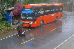 Thót tim xe khách đánh lái lao ra lề tránh xe máy lấn làn