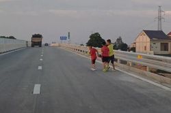 Người đi bộ trên cao tốc: Bước chân giữa lằn ranh sinh tử