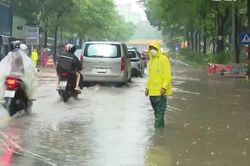 Dầm mưa khắc phục ngập, phân luồng giao thông