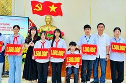 Khuyến học Ninh Bình trao 180 triệu đồng học bổng 'Cùng em vượt khó đến trường'