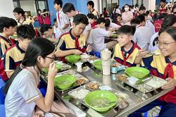 Một trường ở TP HCM mời phụ huynh tham quan bếp ăn, dùng thử bữa bán trú