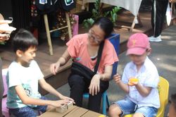 Cha mẹ tất bật mưu sinh, con lớn lên với những khoảng trống