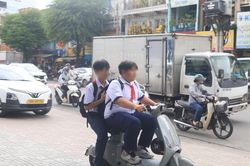 Xe đạp điện được 'độ' đủ kiểu, học sinh đối mặt nguy cơ mất an toàn