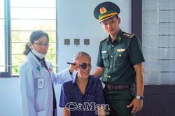 Gần 400 người dân Xã Phan Ngọc Hiển được khám mắt miễn phí