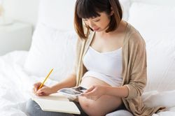 Nghỉ hưu 1 tháng rồi sinh con, có được hưởng 6 tháng thai sản?