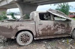 Vĩnh Long: Phát hiện xe ôtô bán tải gắn biển số TPHCM dưới kênh, bên trong có xương người