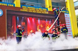 Học sinh tiểu học hóa thân thành lính cứu hỏa, học kỹ năng thoát nạn