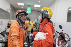Nữ tài xế giao đồ ăn và những nhọc nhằn sau mỗi cuốc xe