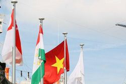 Quốc kỳ Việt Nam tung bay tại Cảng Nagoya trước thềm ASIAD 20
