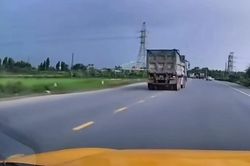 Xi-nhan 'nửa chừng', tài xế xe tải bị phạt và trừ điểm giấy phép lái xe