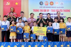 Trao quà Trung thu cho trẻ em có hoàn cảnh đặc biệt khó khăn tại Nghệ An