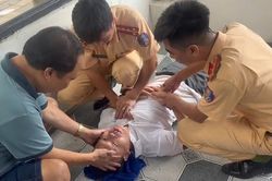 Xúc động hình ảnh CSGT sơ cứu, đưa người đàn ông đột quỵ đến bệnh viện