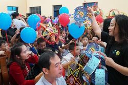 Người làm báo Xứ Nghệ mang 'Vầng trăng yêu thương' đến trẻ em vùng biên