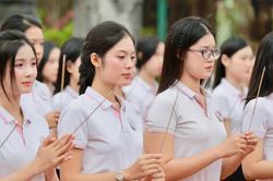 Thí sinh Hoa hậu Việt Nam thành kính tưởng niệm Trạng Trình Nguyễn Bỉnh Khiêm
