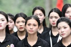 Thí sinh Hoa hậu Việt Nam dâng hương tại Nghĩa trang Liệt sĩ Quốc gia Vị Xuyên