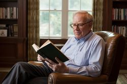 Tỷ phú Warren Buffett - bậc thầy đầu tư lẫn viết lách