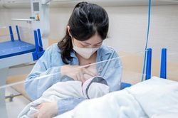 Sinh đủ 2 con trước 35 tuổi được hỗ trợ những gì?