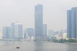 Bầu trời TP.HCM mờ đục, ngay cả khi có nắng