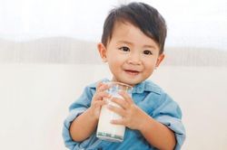 Trẻ nên uống sữa thời điểm nào?