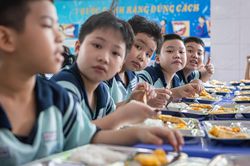 TP.HCM yêu cầu trường công khai hóa đơn thực phẩm, ảnh khay ăn