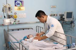 Tay chân miệng bắt đầu tăng tại phía Nam, nhiều trẻ phải thở máy