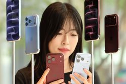 'Cuồng táo' khiến fan Samsung khó chịu với iPhone gập
