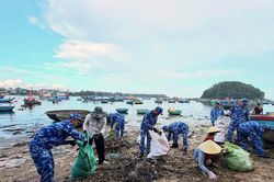 Cảnh sát biển 'xắn tay áo' cùng ngư dân làm sạch môi trường biển