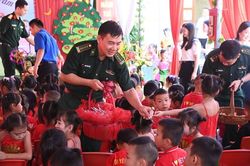 Trao 100 suất quà và 200 lá cờ Tổ quốc tại xã biên giới Mẫu Sơn
