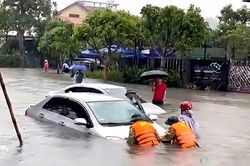 Nghệ An mưa lớn kỷ lục gây ngập sâu, ô tô, xe máy chết máy hàng loạt