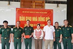 Trao 'Nhà đồng đội' - thêm điểm tựa cho người lính vùng sạt lở
