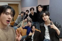 THE BOYZ 'tái khởi động' mạng xã hội
