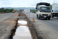 Quốc lộ 14B đoạn qua TP Đà Nẵng: Thi công ì ạch, rào chắn sơ sài