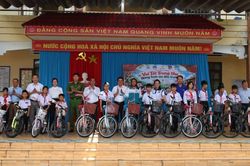Trung Thu đến sớm với học trò vùng khó Cư Prao