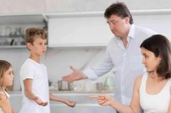 Giải mã tâm lý 'cha mẹ càng cấm, con càng làm'