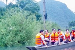 Hơn 300 hộ dân ở Quảng Trị bị nước lũ chia cắt, bộ đội dùng thuyền đưa giáo viên đến trường