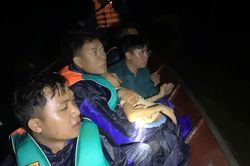 Vượt sông trong đêm mưa lũ đưa học sinh lớp 5 lên cơn co giật đi cấp cứu