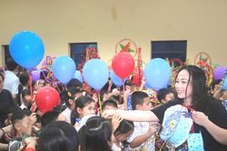 Ấm áp 'Vầng trăng yêu thương' nơi miền biên viễn