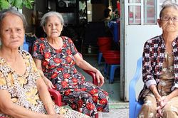 3 chị em lớn tuổi sống chung nhà, chăm nhau lúc đau bệnh, bớt cô đơn