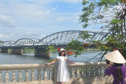 Cầu Trường Tiền 'khoác áo mới', du khách thích thú check-in